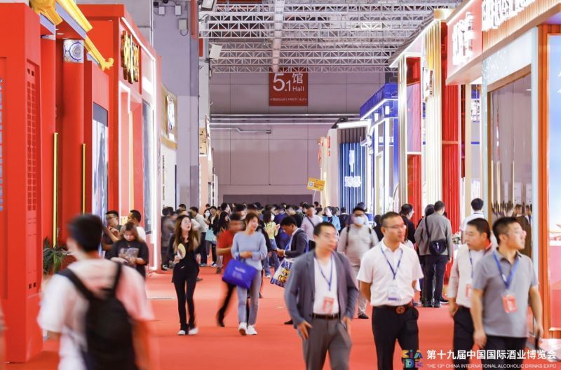 酒博會(huì)“酒溫”漸暖，行業(yè)調(diào)整期巨頭釋放信心